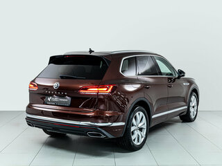 2019 Volkswagen Touareg III, красный, 4580000 рублей, вид 4
