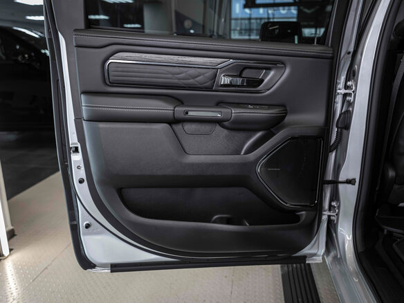 2026 Ram 1500 Crew Cab V Рестайлинг, серебристый, 9490000 рублей - вид 16