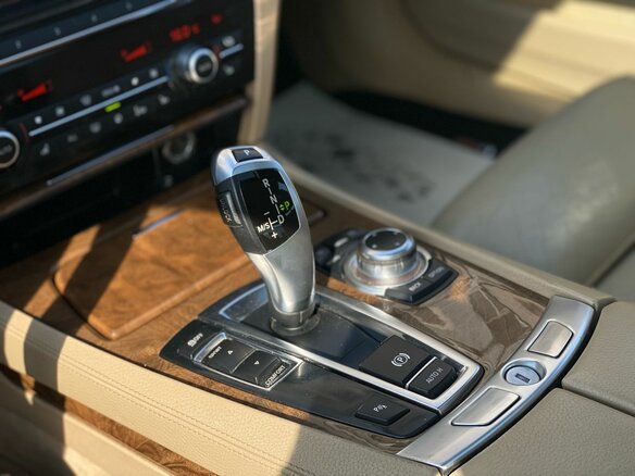 2012 BMW 7 серии 740Li V (F01/F02/F04), бежевый - вид 26