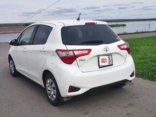 2019 Toyota Vitz III (XP130) Рестайлинг 2, белый, 905000 рублей, вид 5