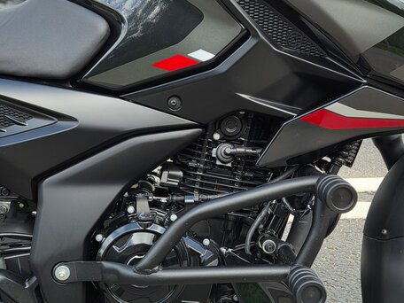 2023 Bajaj Pulsar N250, чёрный, 280000 рублей, вид 5