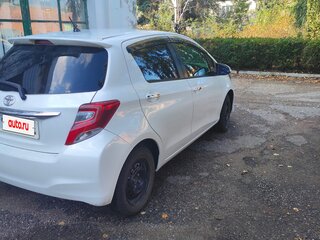 2015 Toyota Vitz III (XP130) Рестайлинг, белый, 800000 рублей, вид 3