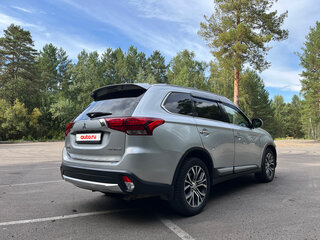 2015 Mitsubishi Outlander III Рестайлинг 2, серебристый, 2150000 рублей, вид 4