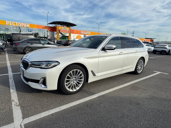 2020 BMW 5 серии 520i VII (G30/G31/G38) Рестайлинг, белый, 3950000 рублей - вид 1