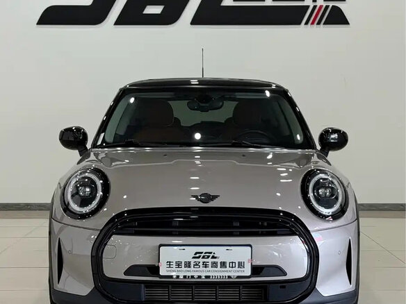 2022 Mini Hatch Cooper III (F55/F56) Рестайлинг 2, серый, 1980000 рублей - вид 1
