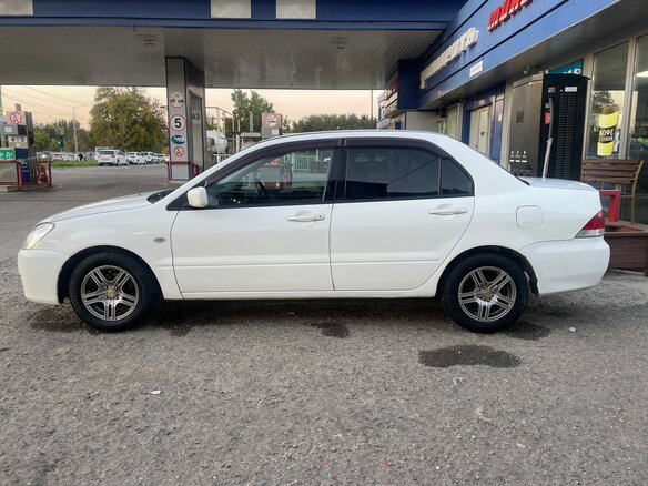 2003 Mitsubishi Lancer Cedia IX, белый, 390000 рублей - вид 4