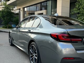 2022 BMW 5 серии 530d VII (G30/G31/G38) Рестайлинг, серебристый, 4390000 рублей, вид 4