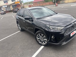 2021 Toyota RAV4 V (XA50), чёрный, 3950000 рублей, вид 2