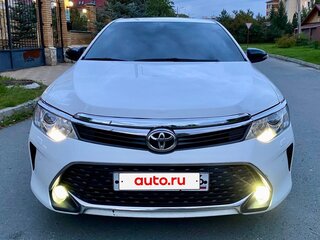 2017 Toyota Camry VII (XV50) Рестайлинг, белый, 1700000 рублей, вид 3
