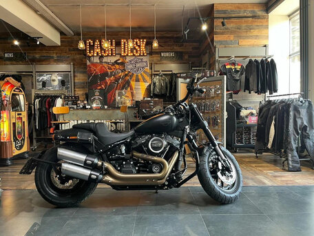 2018 Harley-Davidson Fat Bob, чёрный, 1990000 рублей, вид 1