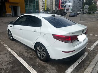2017 Kia Rio III Рестайлинг, белый, 950000 рублей, вид 4