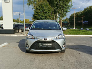 2020 Toyota Yaris III Рестайлинг 2, серый, 1476000 рублей, вид 2