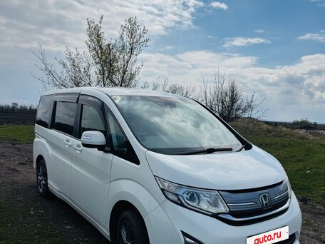 2017 Honda Stepwgn V, белый, 1850000 рублей, вид 2