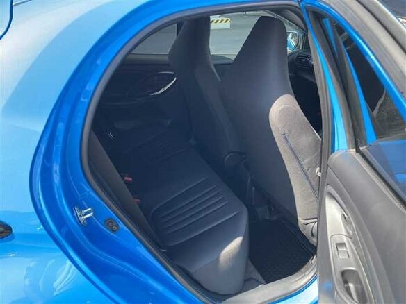 2022 Toyota Yaris IV, синий, 1030000 рублей - вид 13