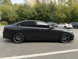 2025 BMW 5 серии 530i xDrive VIII (G60/G61/G68), чёрный, 9375000 рублей, вид 5