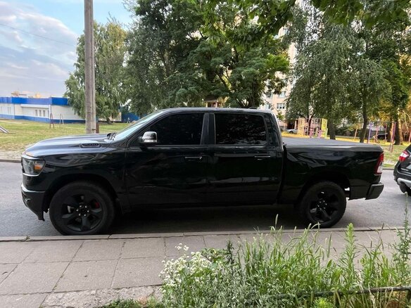 2019 Ram 1500 Quad Cab IV (DS/DJ), чёрный, 3500000 рублей - вид 4