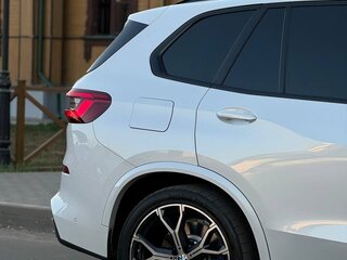 2019 BMW X5 30d IV (G05/G18), белый, 5950000 рублей, вид 4