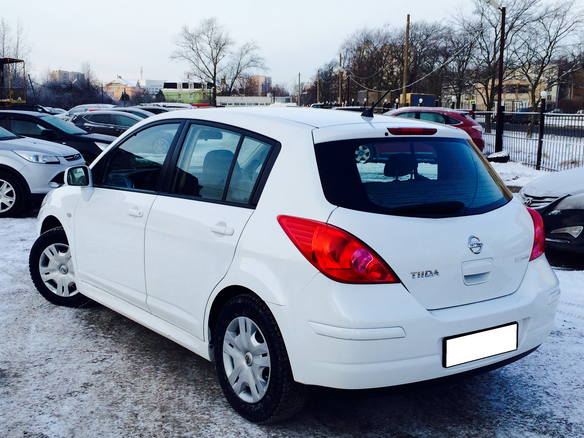 2013 Nissan Tiida I Рестайлинг, белый - вид 1