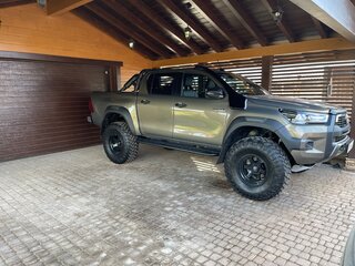 2020 Toyota Hilux VIII Рестайлинг 2, коричневый, 8000000 рублей, вид 3