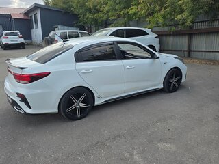 2019 Kia Rio IV, белый, 1100000 рублей, вид 4