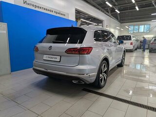 2021 Volkswagen Touareg III, серебристый, 6833000 рублей, вид 5