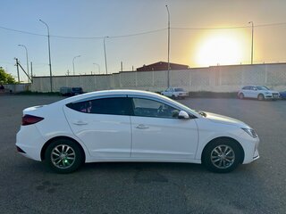 2019 Hyundai Avante VI Рестайлинг, белый, 1450000 рублей, вид 4