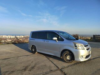 2010 Toyota Noah II (R70), серебристый, 1200000 рублей, вид 2