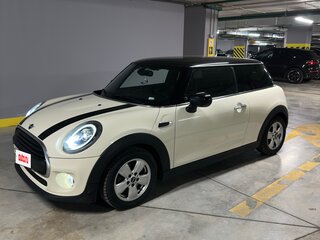 2021 Mini Hatch Cooper III (F55/F56) Рестайлинг, белый, 2600000 рублей, вид 1