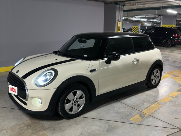 2021 Mini Hatch Cooper III (F55/F56) Рестайлинг, белый, 2600000 рублей