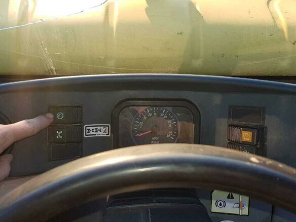 2005 New Holland LB115, жёлтый, 4200000 рублей - вид 6