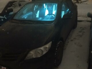 2011 Toyota Corolla X (E140, E150) Рестайлинг, чёрный, 900000 рублей, вид 3