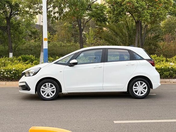 2023 Honda Fit Crosstar IV Рестайлинг, белый, 1090000 рублей - вид 4