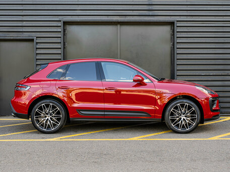 2025 Porsche Macan I Рестайлинг 2, красный, 12300000 рублей, вид 3