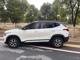 2022 Kia KX3, белый, 1460004 рублей, вид 4