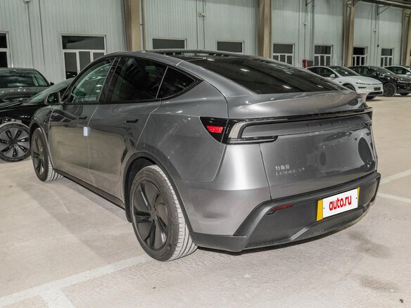 2025 Tesla Model Y Long Range I Рестайлинг, серебристый, 7639800 рублей - вид 4