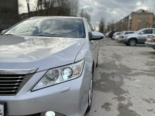 2011 Toyota Camry VII (XV50), серебристый, 1950000 рублей, вид 4