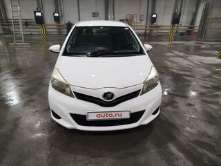 2011 Toyota Vitz III (XP130), белый, 1150000 рублей, вид 1