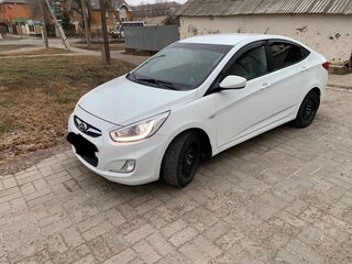 2013 Hyundai Solaris I, белый, 750000 рублей, вид 1