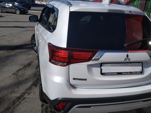 2019 Mitsubishi Outlander III Рестайлинг 3, белый - вид 3