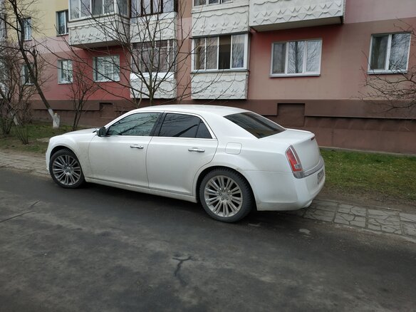 2012 Chrysler 300C II, белый - вид 3