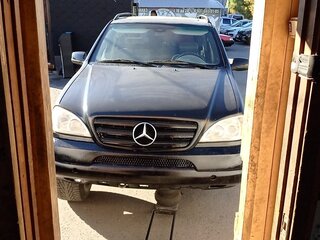 1999 Mercedes-Benz M-Класс 430 I (W163), чёрный, 500000 рублей, вид 3