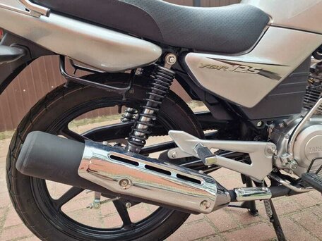 2021 Yamaha YBR125, серебристый, 265000 рублей, вид 4