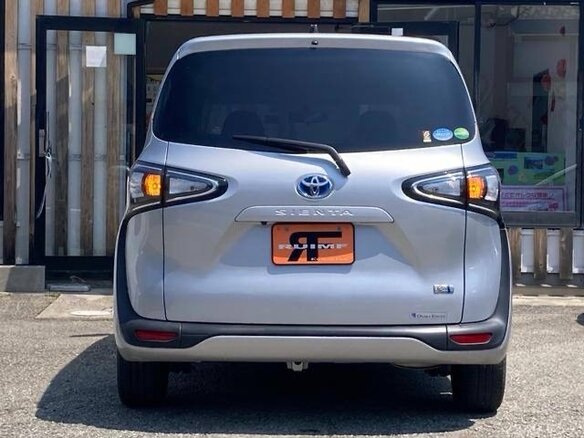 2019 Toyota Sienta II Рестайлинг, серебристый, 1140000 рублей - вид 3