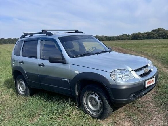 2015 Chevrolet Niva I Рестайлинг, серебристый, 650000 рублей - вид 3