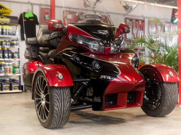 2016 Honda GL 1800 Gold Wing, красный - вид 2