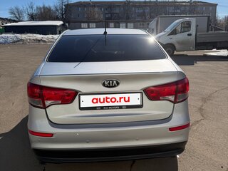 2016 Kia Rio III Рестайлинг, серебристый, 980000 рублей, вид 4