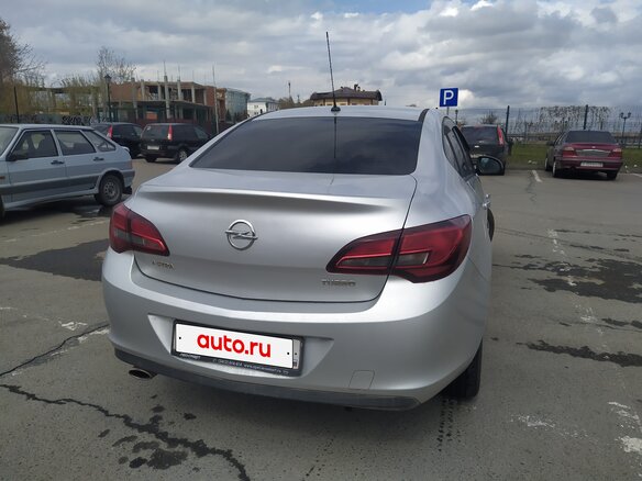2014 Opel Astra J Рестайлинг, серебристый, 1000000 рублей - вид 2