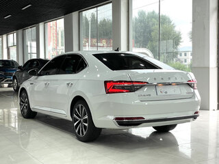 2023 Skoda Superb III Рестайлинг, белый, 2150000 рублей, вид 4