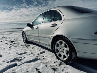 2004 Mercedes-Benz C-Класс 220 II (W203) Рестайлинг, серебристый, 600000 рублей, вид 4
