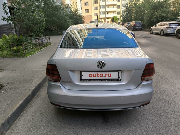 2016 Volkswagen Polo V Рестайлинг, серебристый, 1200000 рублей - вид 4